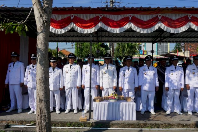 Melaksanakan Upacara Memperingati Hari Ulang Tahun Kemrdekaan Republik Indonesia Ke-79