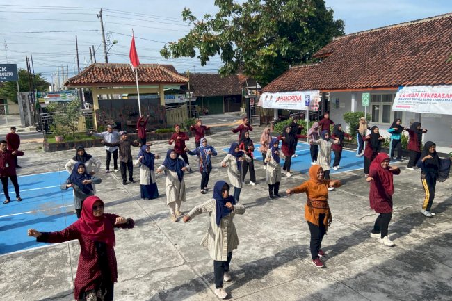 Senam bersama seluruh karyawan Kecamatan  dan ibu ibu TP PKK Kecamatan  Dan Desa Dalam rangka Menyambut Hari  Ibu  .Selamat Hari Ibu