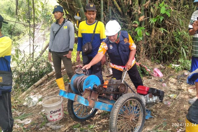 Gotong royong pembersihan rumpun bambu yang roboh kesungai di Desa Lemahireng untuk menghindari luapan air jika curah hujan tinggi