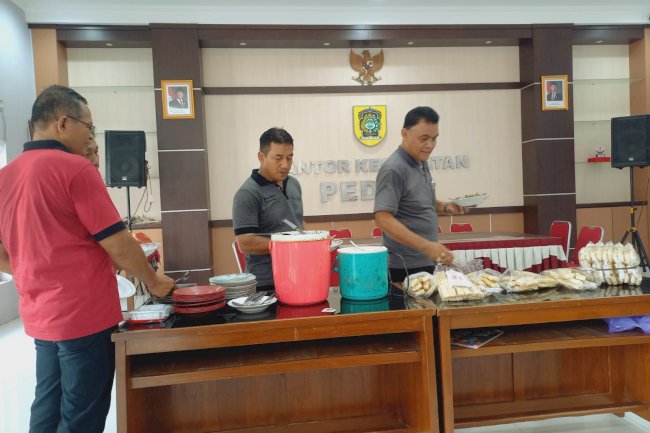 Jumat sehat Apel pagi lanjut senam pagi seluruh Karyawan Kantor Kecamatan