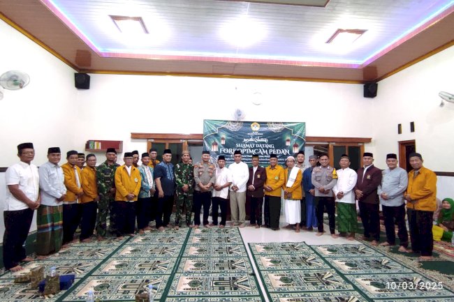 FORKOMPIMCAM PEDAN ADAKAN TARAWEH KELILING DAN PEMBERIAN BANTUAN SOSIAL