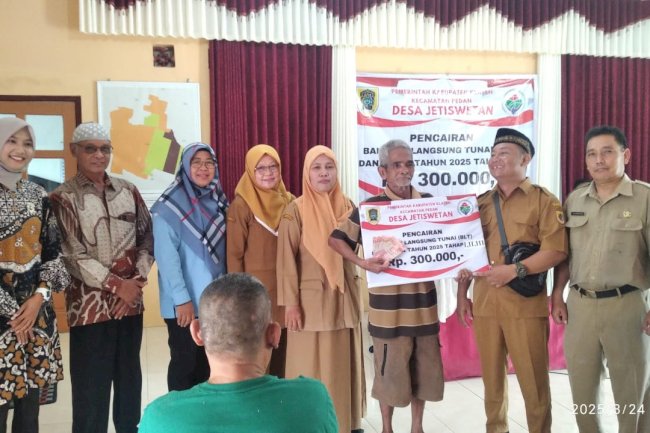PEMDES JETIS WETAN PEDAN BERSAMA KADES SALURKAN BLT DANA DESA