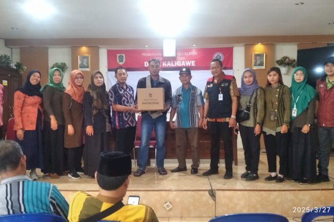 CAMAT PEDAN SAMPAIKAN BANSOS DARI PEMERINTAH KABUPATEN KLATEN KEPADA TENAGA KERJA EXS PT SRITEK DAN PT PRIMAYUDHA