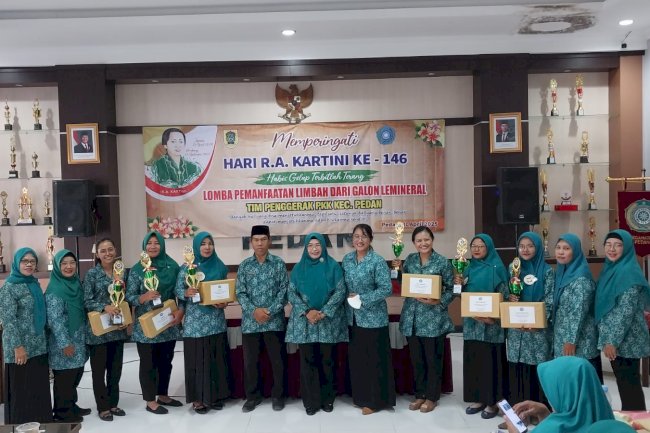 PERINGATI HARI KARTINI TAHUN 2025 KECAMATAN PEDAN ADAKAN LOMBA MEMANFAAT GALON AIR MINERAL