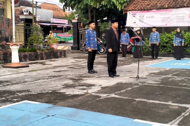 Upacara Hari Pahlawan Di Halaman Kantor Kecamatan Pedan 