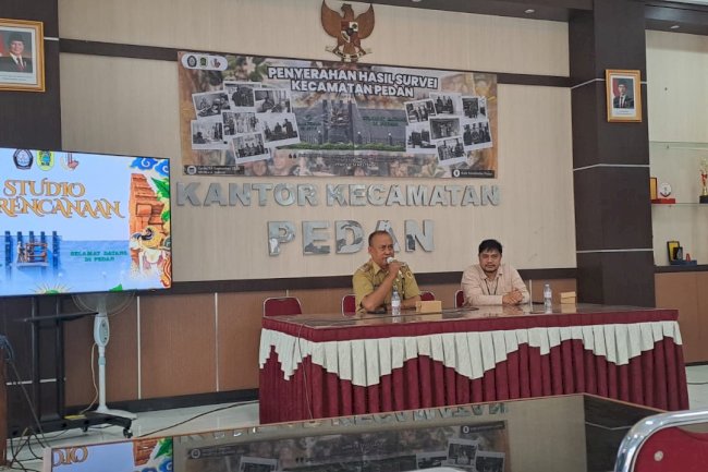 Penyerahan Hasil Survai Perencanaan Tata Ruang Dan Pertanahan Kecamatan Pedan Dari Mahasiswa UNDIP
