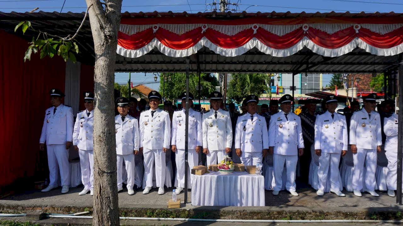 Melaksanakan Upacara Memperingati Hari Ulang Tahun Kemrdekaan Republik Indonesia Ke-79