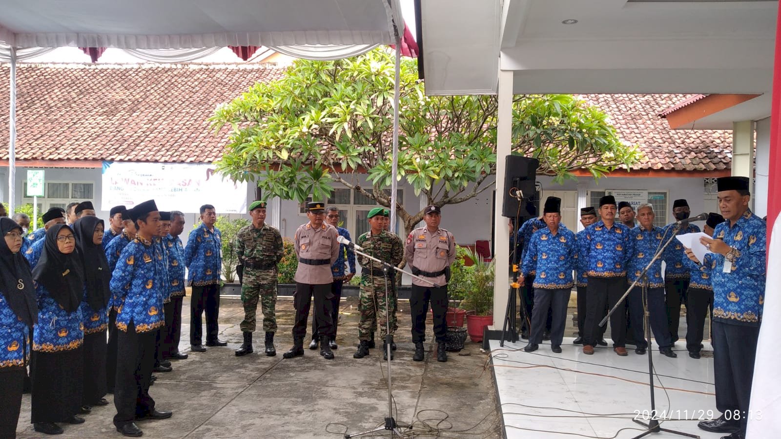 Upacara HUT KORPRI ke-53 di Halaman Kantor Kecamatan Pedan dalam kondisi hujan 