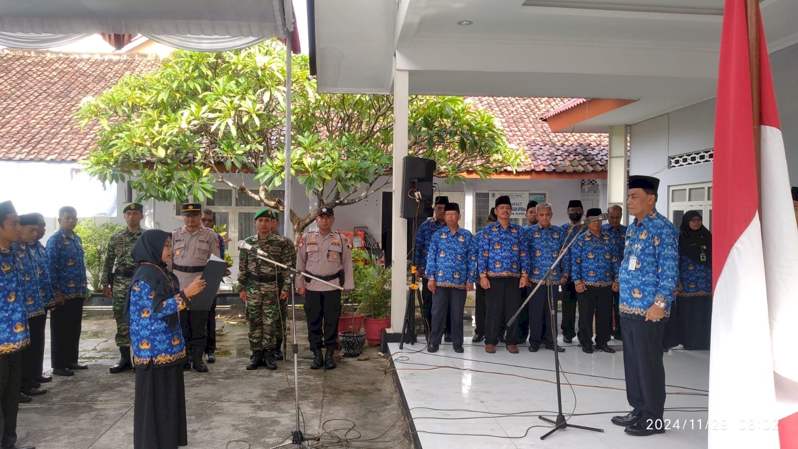 Upacara HUT KORPRI ke-53 di Halaman Kantor Kecamatan Pedan dalam kondisi hujan 