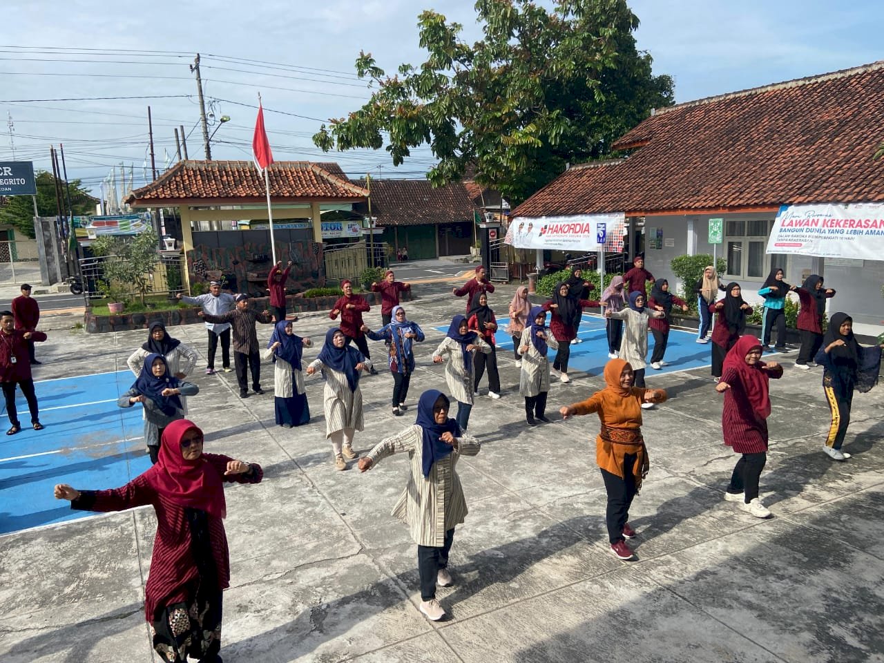 Senam bersama seluruh karyawan Kecamatan  dan ibu ibu TP PKK Kecamatan  Dan Desa Dalam rangka Menyambut Hari  Ibu  .Selamat Hari Ibu