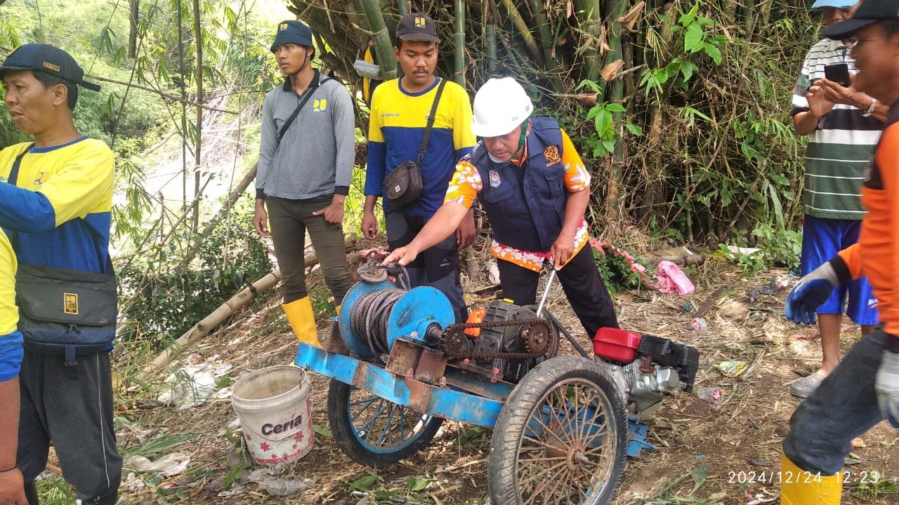 Gotong royong pembersihan rumpun bambu yang roboh kesungai di Desa Lemahireng untuk menghindari luapan air jika curah hujan tinggi