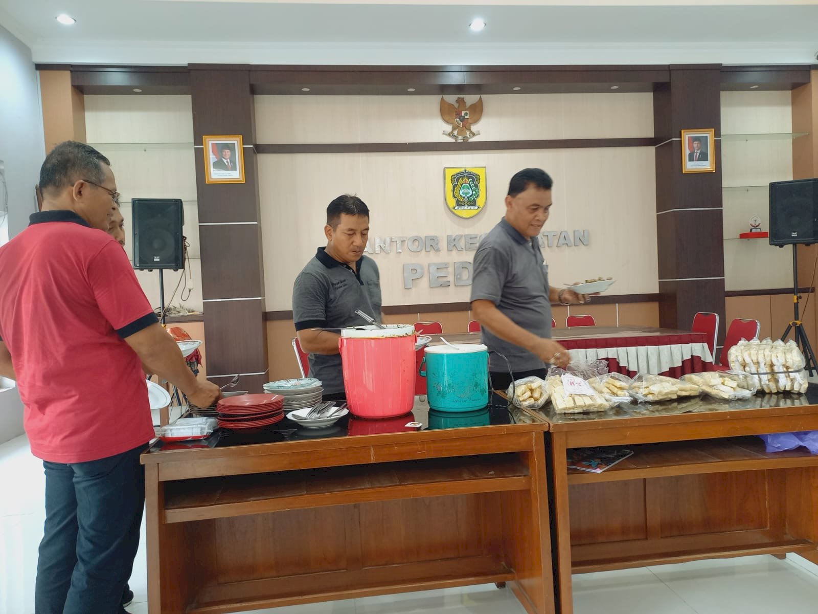 Jumat sehat Apel pagi lanjut senam pagi seluruh Karyawan Kantor Kecamatan 