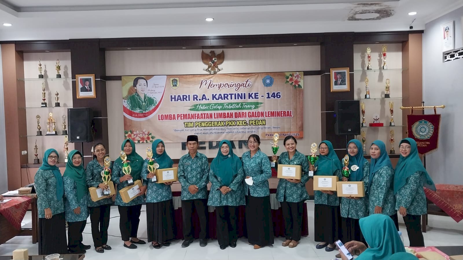 PERINGATI HARI KARTINI TAHUN 2025 KECAMATAN PEDAN ADAKAN LOMBA MEMANFAAT GALON AIR MINERAL