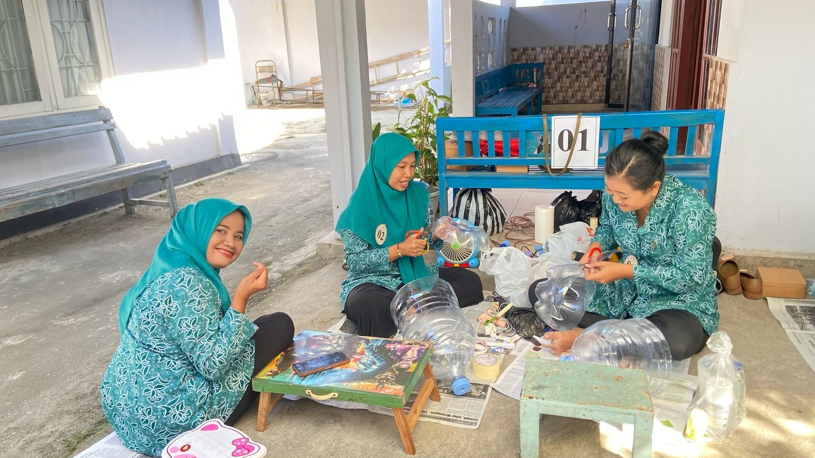PERINGATI HARI KARTINI TAHUN 2025 KECAMATAN PEDAN ADAKAN LOMBA MEMANFAAT GALON AIR MINERAL