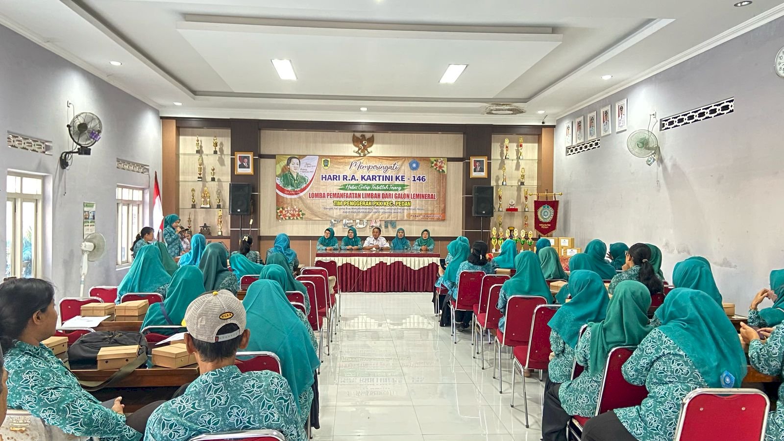 PERINGATI HARI KARTINI TAHUN 2025 KECAMATAN PEDAN ADAKAN LOMBA MEMANFAAT GALON AIR MINERAL