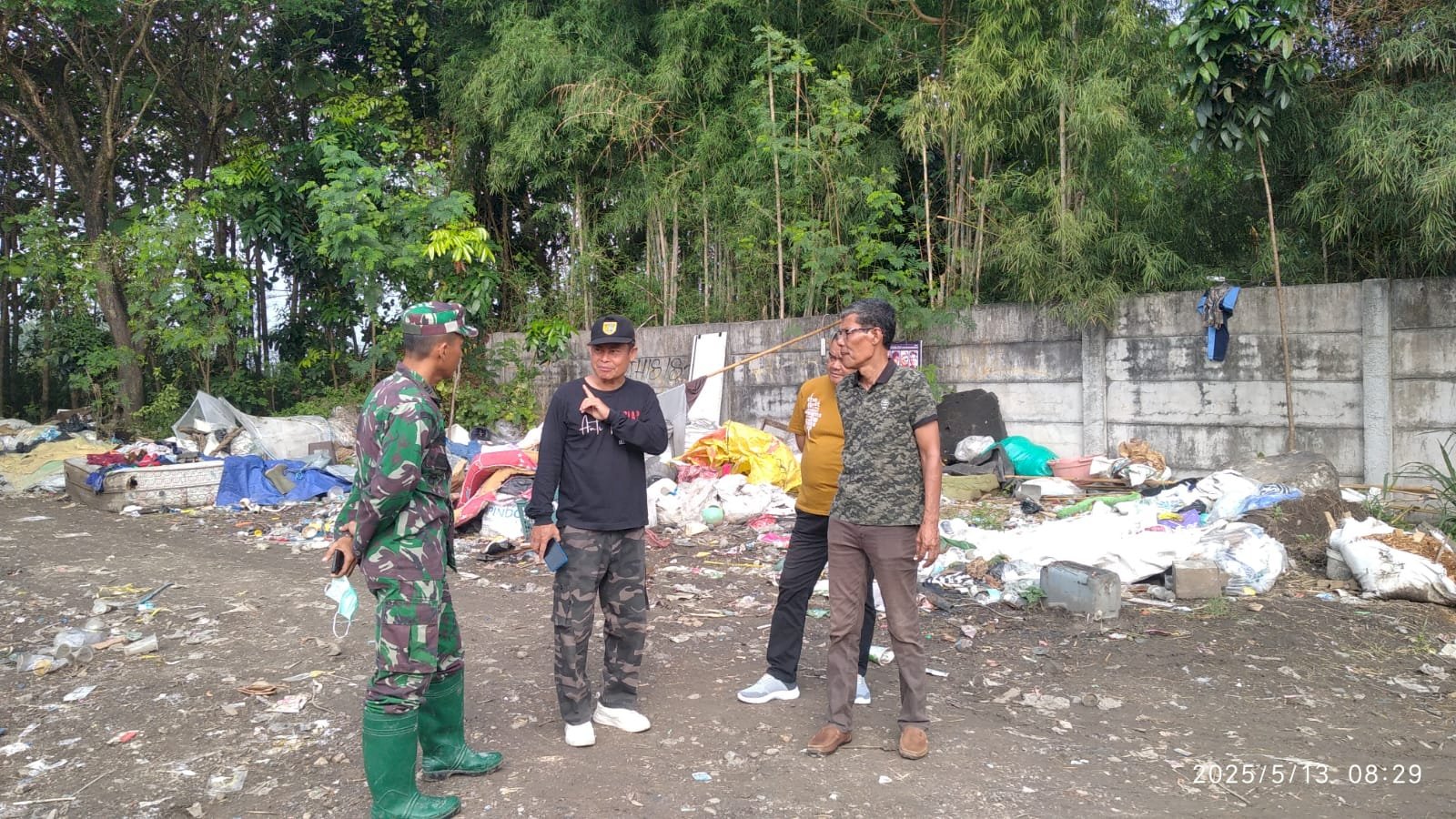 Muspika Kecamatan Pedan dan Kades. Troketon mengadakan Cek TPSA Troketon 