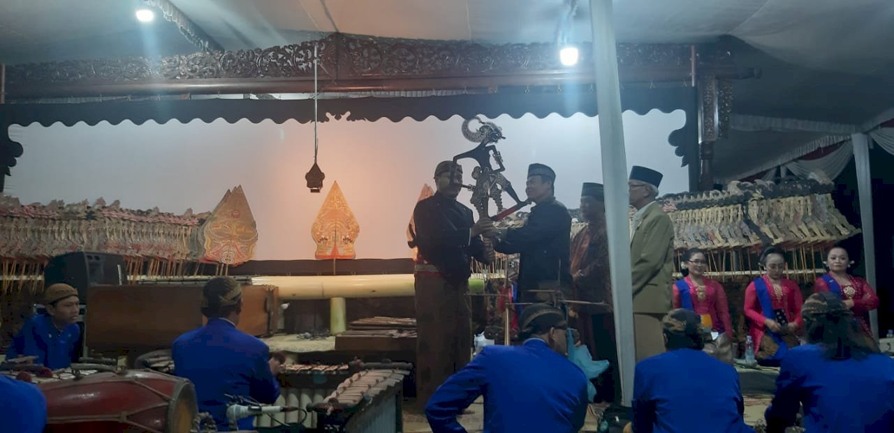 Menghadiri acara pentas wayang kulit Dukuh Durenan Desa Kalangan Kecamatan Pedan 