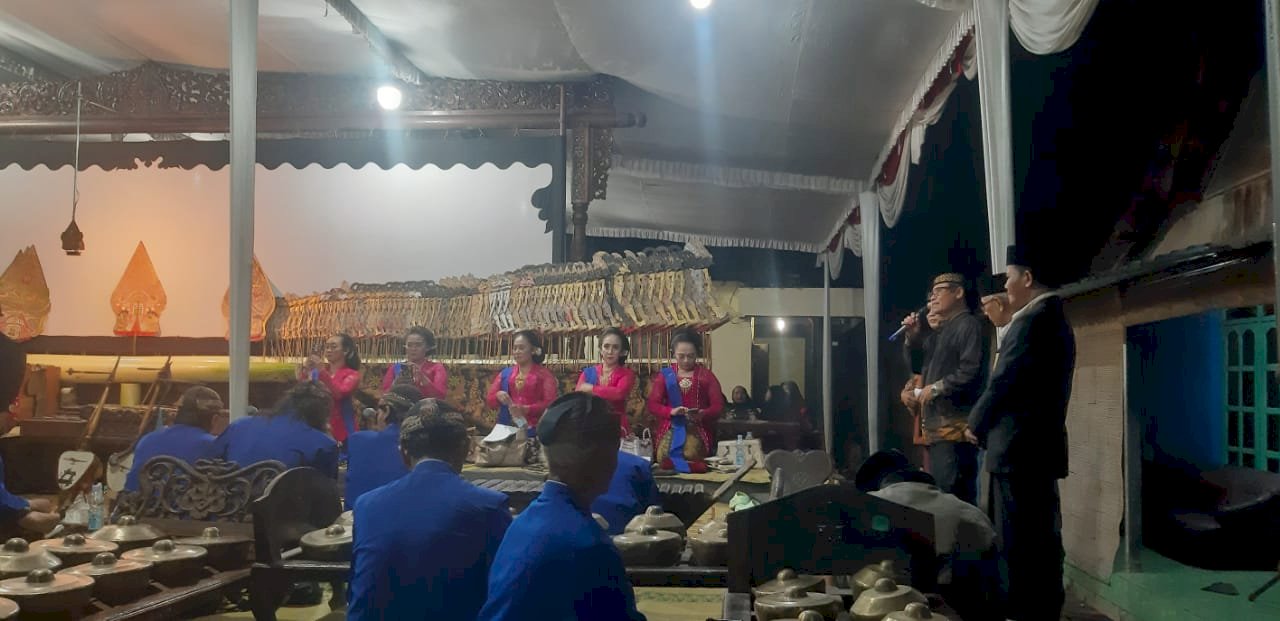 Menghadiri acara pentas wayang kulit Dukuh Durenan Desa Kalangan Kecamatan Pedan 