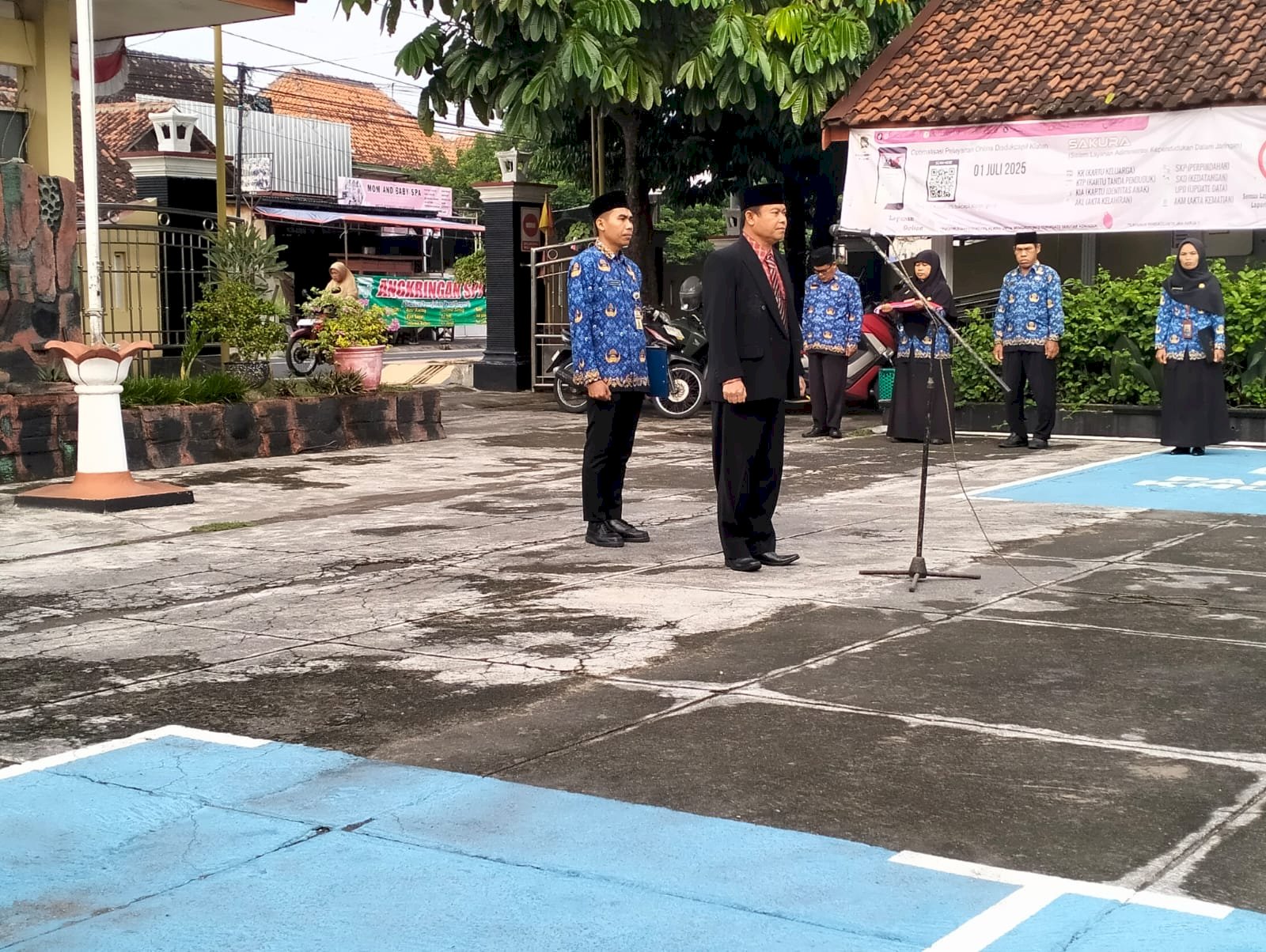 Upacara Hari Pahlawan Di Halaman Kantor Kecamatan Pedan 