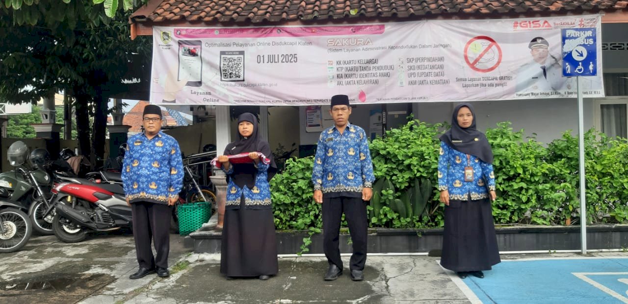 Upacara Hari Pahlawan Di Halaman Kantor Kecamatan Pedan 