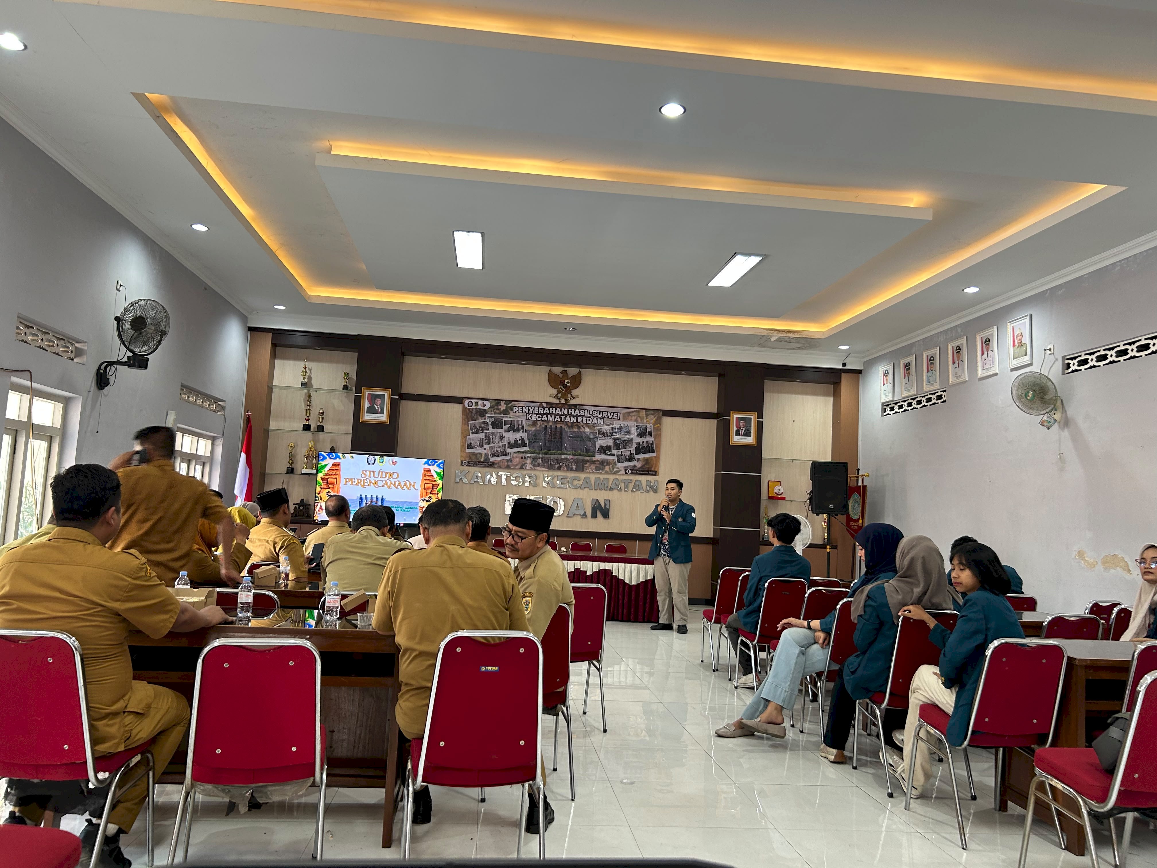 Penyerahan Hasil Survai Perencanaan Tata Ruang Dan Pertanahan Kecamatan Pedan Dari Mahasiswa UNDIP