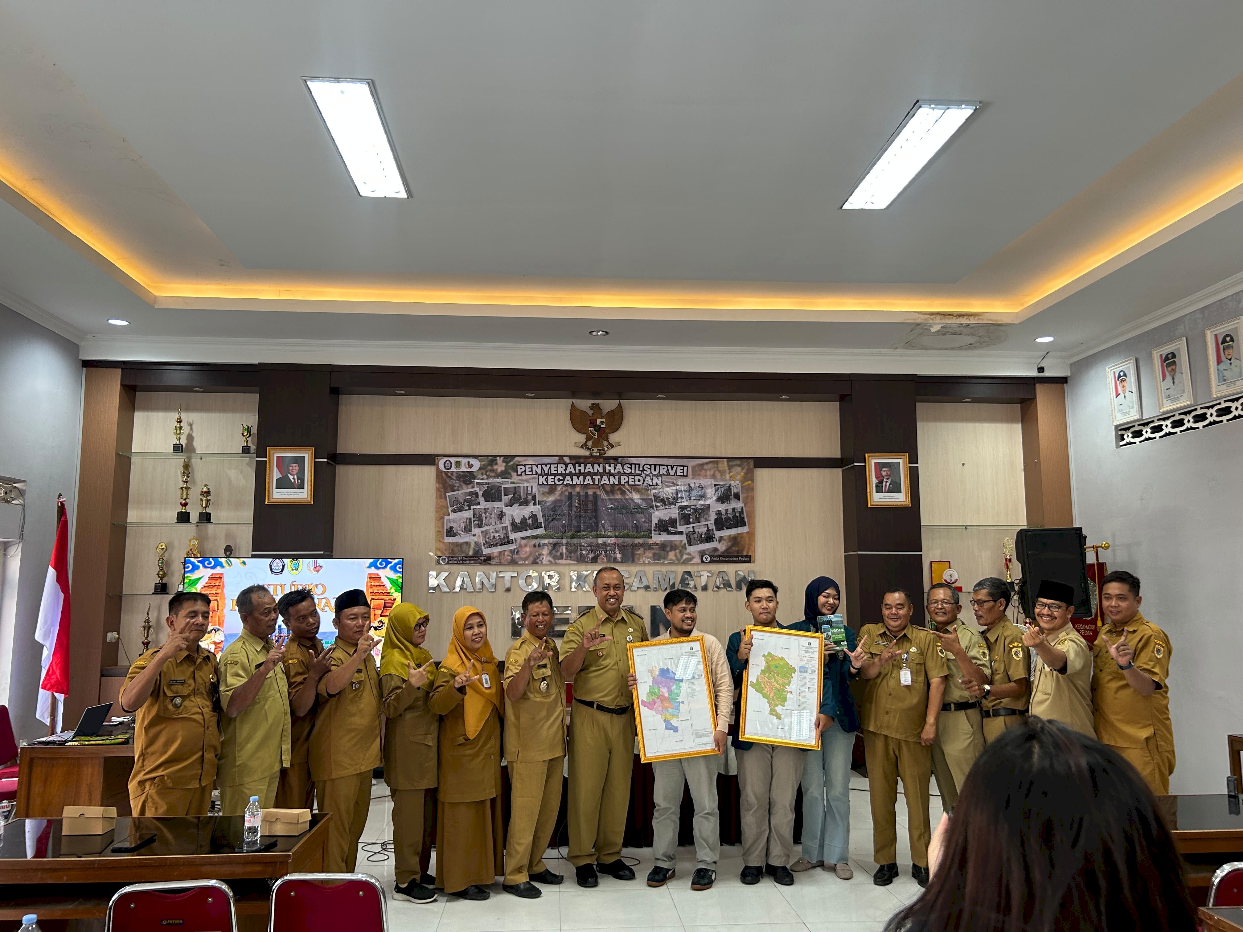Penyerahan Hasil Survai Perencanaan Tata Ruang Dan Pertanahan Kecamatan Pedan Dari Mahasiswa UNDIP