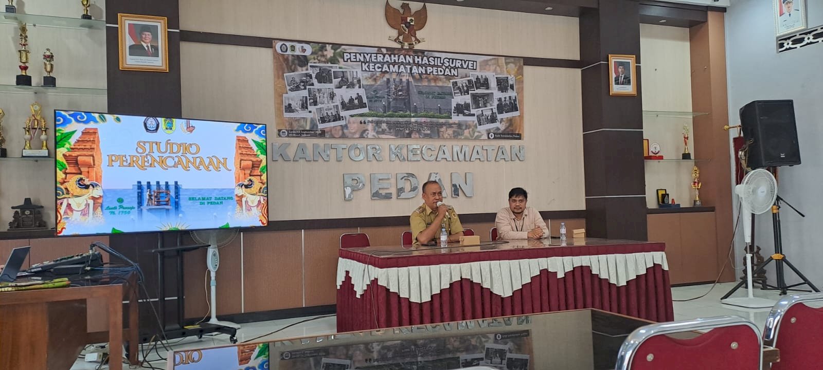 Penyerahan Hasil Survai Perencanaan Tata Ruang Dan Pertanahan Kecamatan Pedan Dari Mahasiswa UNDIP