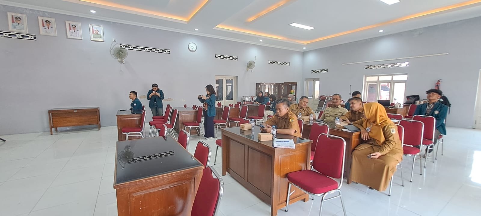 Penyerahan Hasil Survai Perencanaan Tata Ruang Dan Pertanahan Kecamatan Pedan Dari Mahasiswa UNDIP